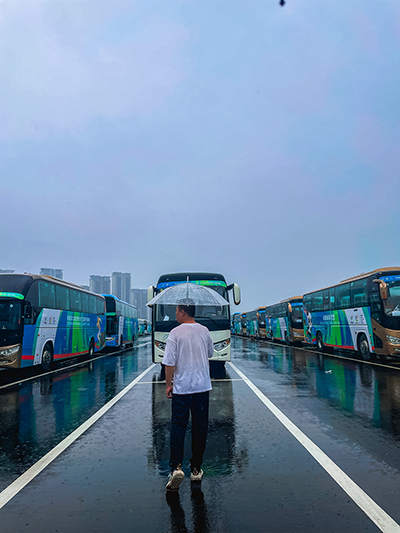 E:2023.88.2【助力大运•影像集】官网图官网雨中检查——一定发长运都江堰孟新雨.jpg