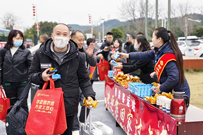 E:2024年宣传事情2024.22.6一定发运业起劲落实农民工返乡运输效劳包管事情官网20240206-03-射洪3.jpg
