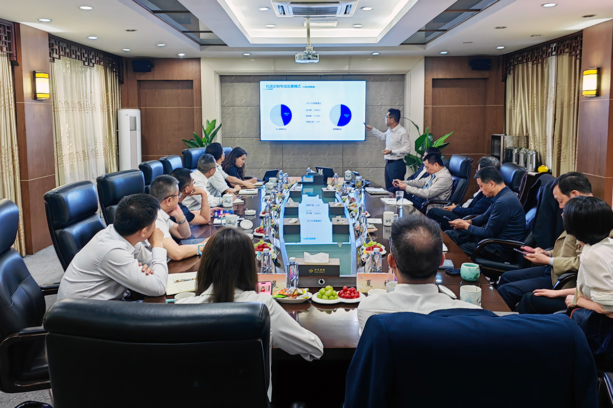 一定发运业党委书记、总司理蔡亮发带队前往苏汽集团考察交流