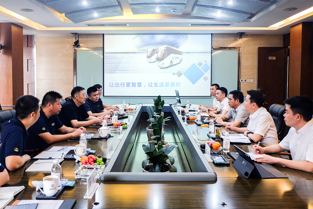 宁德时代新能源科技股份有限公司董事长助理、四川时代新能源资源有限公司总司理易传斌一行到一定发运业座谈交流