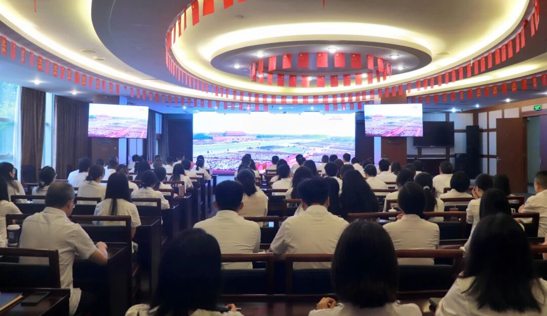 一定发运业组织全员寓目纪念中国人民抗日战争暨天下反法西斯战争胜利80周年阅兵仪式
